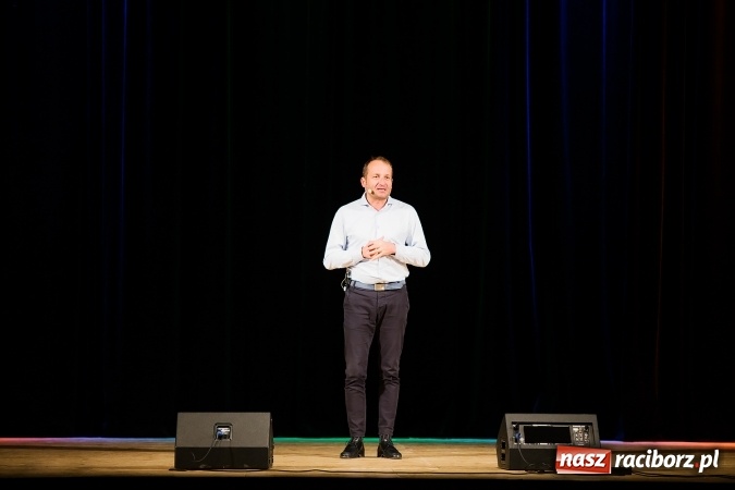 Zdjęcie w galerii na portalu naszraciborz.pl: Kabaret Moralnego Niepokoju bawił w RCK wiadomości z regionu