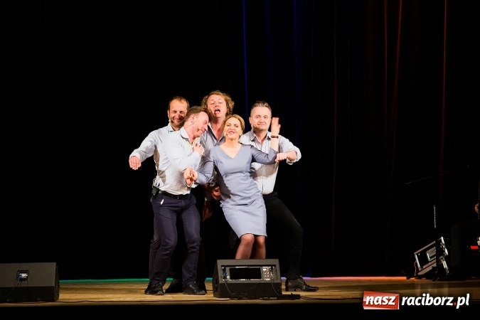 Zdjęcie w galerii na portalu naszraciborz.pl: Kabaret Moralnego Niepokoju bawił w RCK wiadomości z regionu