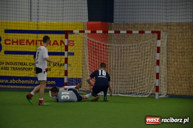 Zdjęcie w galerii na portalu naszraciborz.pl: II Halowy Turniej Piłki Nożnej o Puchar Wójta Krzyżanowic. Chałupki rozgromiły Tworków wiadomości z regionu