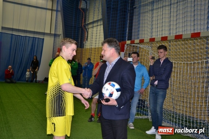 Zdjęcie w galerii na portalu naszraciborz.pl: II Halowy Turniej Piłki Nożnej o Puchar Wójta Krzyżanowic. Chałupki rozgromiły Tworków wiadomości z regionu