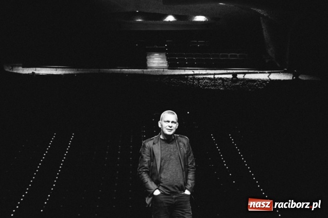 Zdjęcie w galerii na portalu naszraciborz.pl: Wokalista Raz, Dwa, Trzy śpiewa piosenkę raciborzanina  wiadomości z regionu