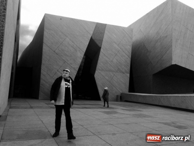 Zdjęcie w galerii na portalu naszraciborz.pl: Wokalista Raz, Dwa, Trzy śpiewa piosenkę raciborzanina  wiadomości z regionu