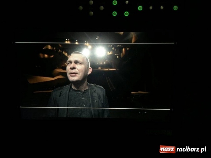 Zdjęcie w galerii na portalu naszraciborz.pl: Wokalista Raz, Dwa, Trzy śpiewa piosenkę raciborzanina  wiadomości z regionu