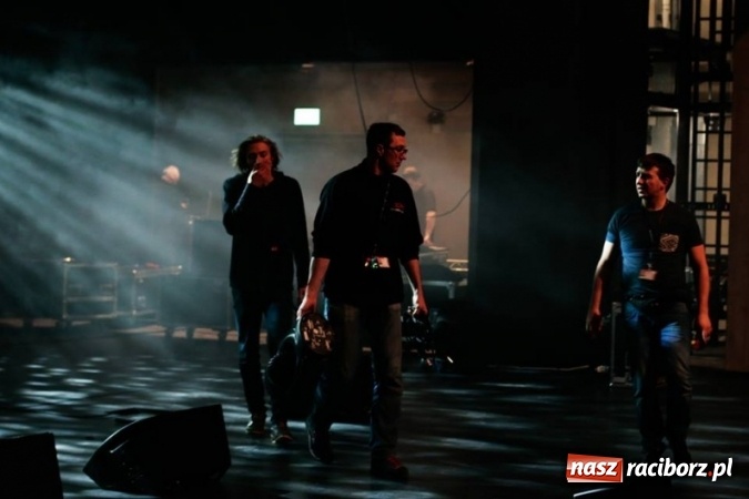 Zdjęcie w galerii na portalu naszraciborz.pl: Wokalista Raz, Dwa, Trzy śpiewa piosenkę raciborzanina  wiadomości z regionu