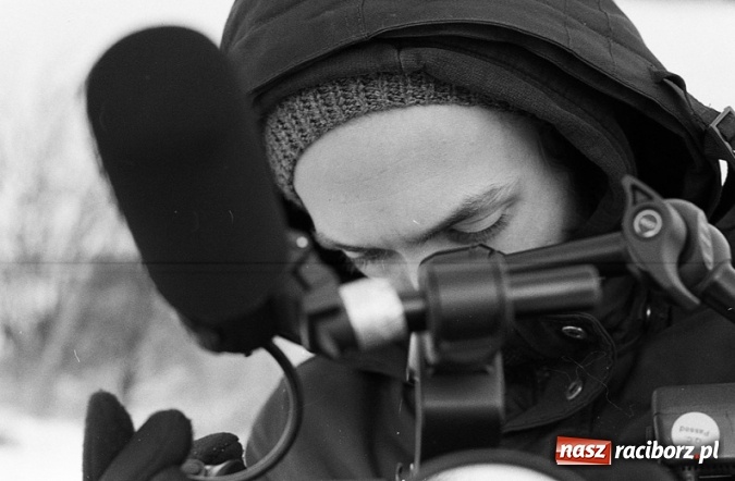 Zdjęcie w galerii na portalu naszraciborz.pl: Wokalista Raz, Dwa, Trzy śpiewa piosenkę raciborzanina  wiadomości z regionu