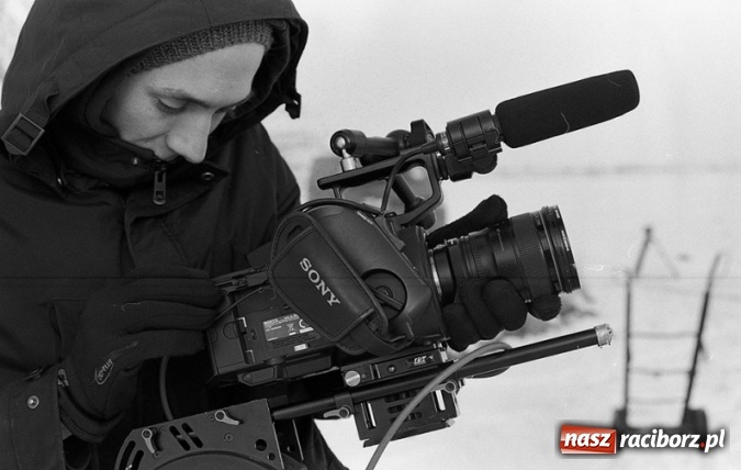 Zdjęcie w galerii na portalu naszraciborz.pl: Wokalista Raz, Dwa, Trzy śpiewa piosenkę raciborzanina  wiadomości z regionu