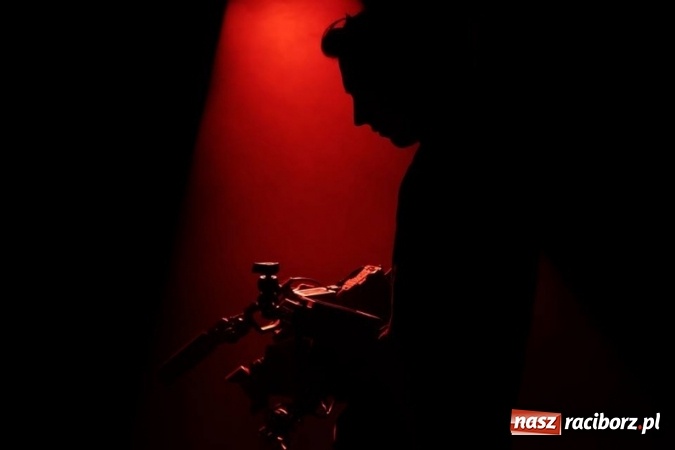 Zdjęcie w galerii na portalu naszraciborz.pl: Wokalista Raz, Dwa, Trzy śpiewa piosenkę raciborzanina  wiadomości z regionu