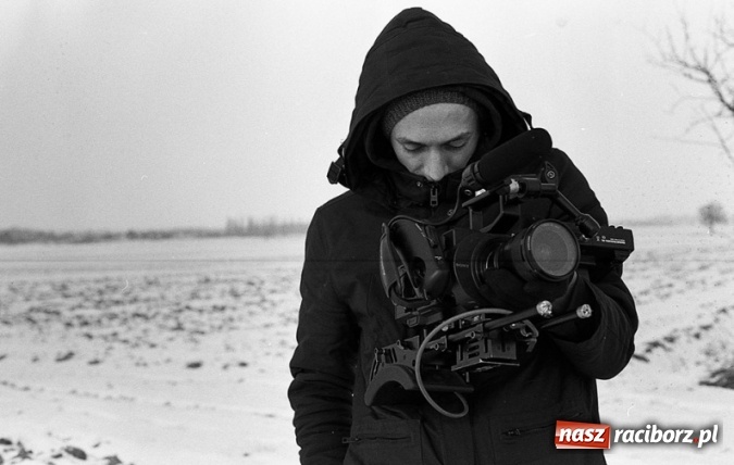 Zdjęcie w galerii na portalu naszraciborz.pl: Wokalista Raz, Dwa, Trzy śpiewa piosenkę raciborzanina  wiadomości z regionu