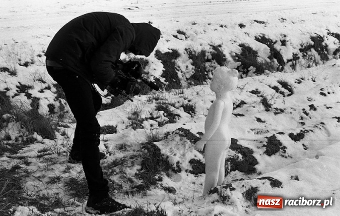 Zdjęcie w galerii na portalu naszraciborz.pl: Wokalista Raz, Dwa, Trzy śpiewa piosenkę raciborzanina  wiadomości z regionu