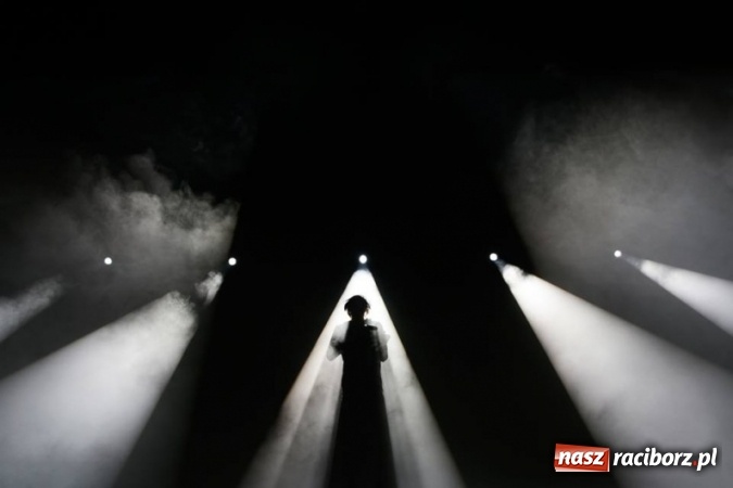 Zdjęcie w galerii na portalu naszraciborz.pl: Wokalista Raz, Dwa, Trzy śpiewa piosenkę raciborzanina  wiadomości z regionu