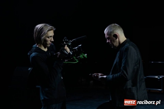 Zdjęcie w galerii na portalu naszraciborz.pl: Wokalista Raz, Dwa, Trzy śpiewa piosenkę raciborzanina  wiadomości z regionu