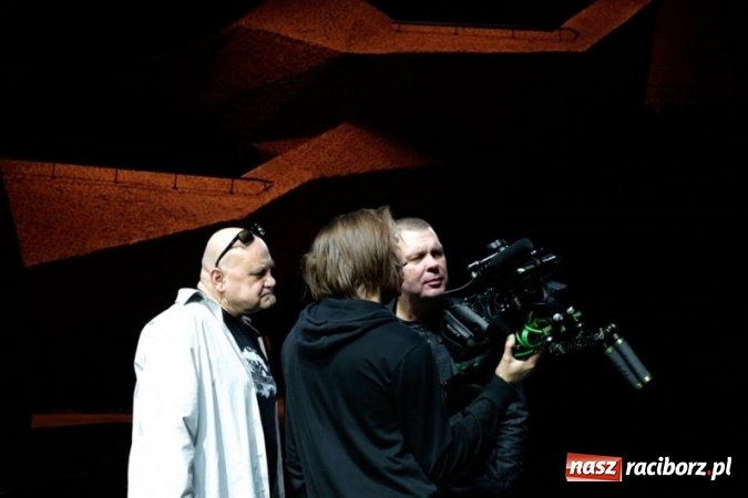 Zdjęcie w galerii na portalu naszraciborz.pl: Wokalista Raz, Dwa, Trzy śpiewa piosenkę raciborzanina  wiadomości z regionu