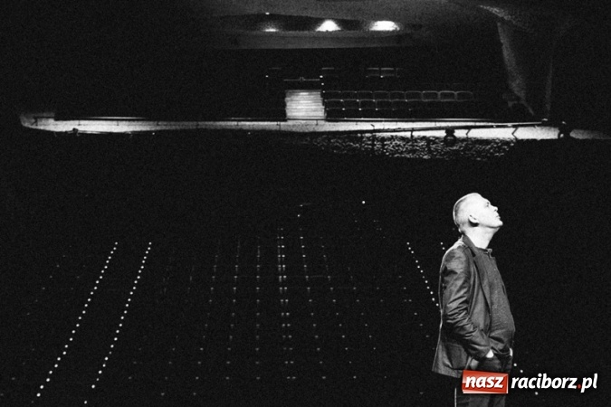 Zdjęcie w galerii na portalu naszraciborz.pl: Wokalista Raz, Dwa, Trzy śpiewa piosenkę raciborzanina  wiadomości z regionu