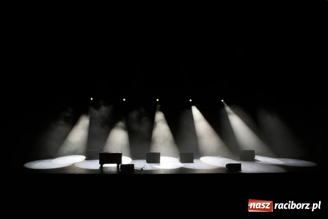 Zdjęcie w galerii na portalu naszraciborz.pl: Wokalista Raz, Dwa, Trzy śpiewa piosenkę raciborzanina  wiadomości z regionu