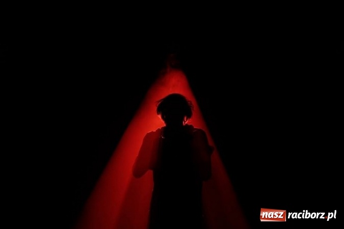 Zdjęcie w galerii na portalu naszraciborz.pl: Wokalista Raz, Dwa, Trzy śpiewa piosenkę raciborzanina  wiadomości z regionu