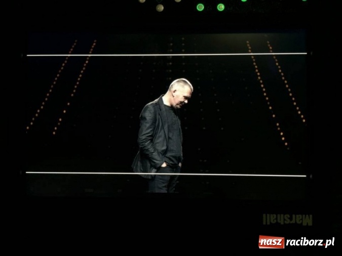 Zdjęcie w galerii na portalu naszraciborz.pl: Wokalista Raz, Dwa, Trzy śpiewa piosenkę raciborzanina  wiadomości z regionu