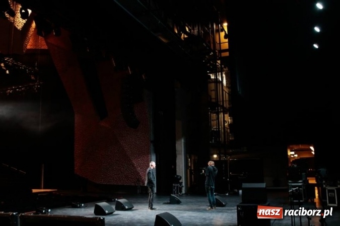 Zdjęcie w galerii na portalu naszraciborz.pl: Wokalista Raz, Dwa, Trzy śpiewa piosenkę raciborzanina  wiadomości z regionu