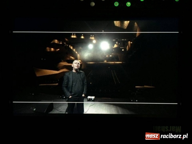 Zdjęcie w galerii na portalu naszraciborz.pl: Wokalista Raz, Dwa, Trzy śpiewa piosenkę raciborzanina  wiadomości z regionu