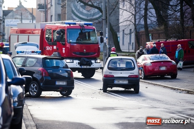 Zdjęcie w galerii na portalu naszraciborz.pl: Poranna stłuczka na Londzina - zderzyły się suzuki swift i fiat seicento wiadomości z regionu