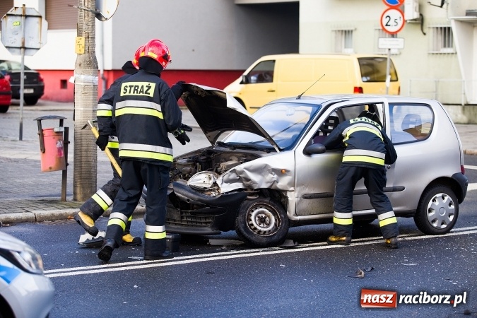 Zdjęcie w galerii na portalu naszraciborz.pl: Poranna stłuczka na Londzina - zderzyły się suzuki swift i fiat seicento wiadomości z regionu