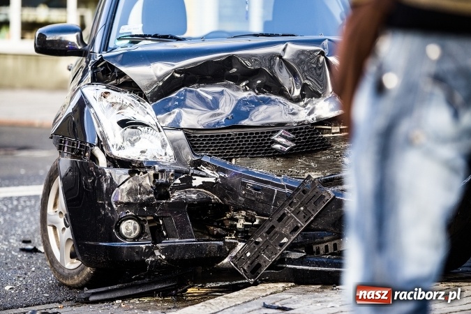 Zdjęcie w galerii na portalu naszraciborz.pl: Poranna stłuczka na Londzina - zderzyły się suzuki swift i fiat seicento wiadomości z regionu