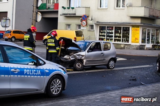 Zdjęcie w galerii na portalu naszraciborz.pl: Poranna stłuczka na Londzina - zderzyły się suzuki swift i fiat seicento wiadomości z regionu