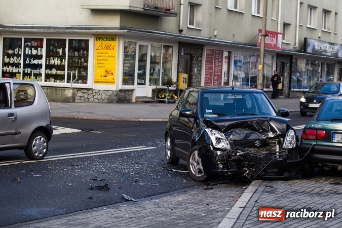 Zdjęcie w galerii na portalu naszraciborz.pl: Poranna stłuczka na Londzina - zderzyły się suzuki swift i fiat seicento wiadomości z regionu