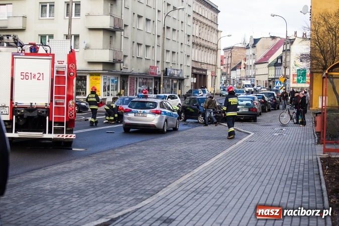 Zdjęcie w galerii na portalu naszraciborz.pl: Poranna stłuczka na Londzina - zderzyły się suzuki swift i fiat seicento wiadomości z regionu