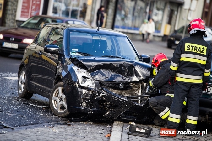 Zdjęcie w galerii na portalu naszraciborz.pl: Poranna stłuczka na Londzina - zderzyły się suzuki swift i fiat seicento wiadomości z regionu