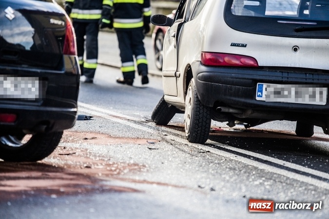 Zdjęcie w galerii na portalu naszraciborz.pl: Poranna stłuczka na Londzina - zderzyły się suzuki swift i fiat seicento wiadomości z regionu