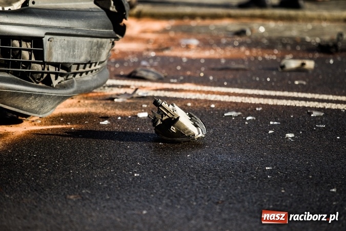 Zdjęcie w galerii na portalu naszraciborz.pl: Poranna stłuczka na Londzina - zderzyły się suzuki swift i fiat seicento wiadomości z regionu