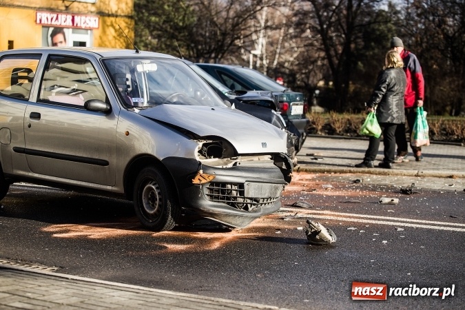 Zdjęcie w galerii na portalu naszraciborz.pl: Poranna stłuczka na Londzina - zderzyły się suzuki swift i fiat seicento wiadomości z regionu