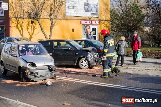 Zdjęcie w galerii na portalu naszraciborz.pl: Poranna stłuczka na Londzina - zderzyły się suzuki swift i fiat seicento wiadomości z regionu