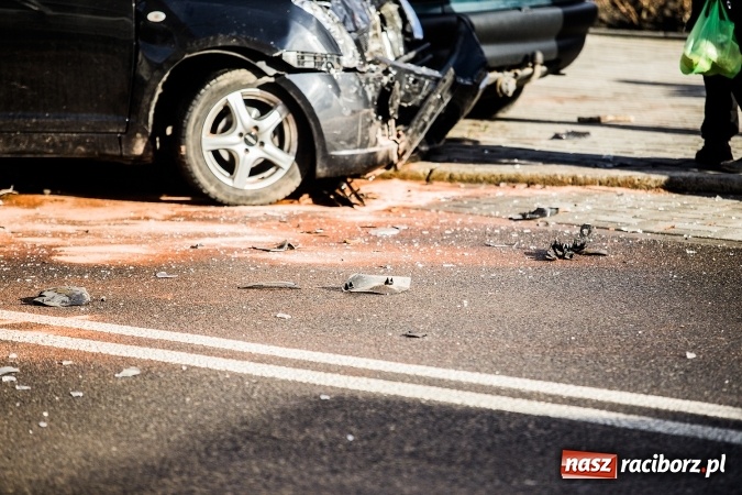 Zdjęcie w galerii na portalu naszraciborz.pl: Poranna stłuczka na Londzina - zderzyły się suzuki swift i fiat seicento wiadomości z regionu