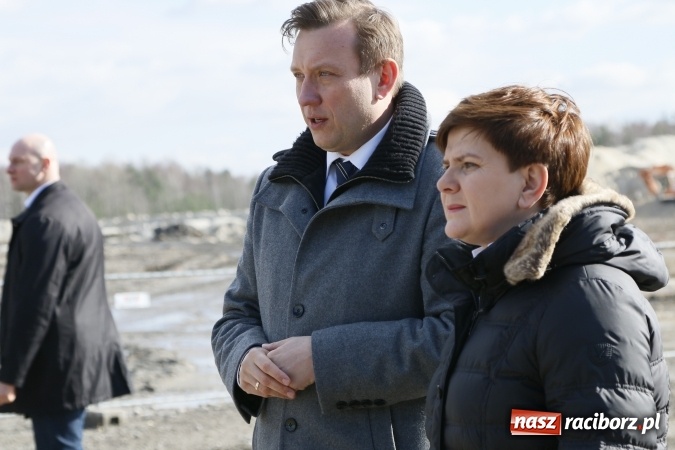 Zdjęcie w galerii na portalu naszraciborz.pl: Premier RP Beata Szydło z wizytą na budowie bloku energetycznego w Jaworznie. Blok buduje Rafako wiadomości z regionu