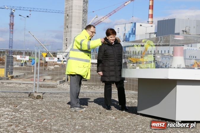 Zdjęcie w galerii na portalu naszraciborz.pl: Premier RP Beata Szydło z wizytą na budowie bloku energetycznego w Jaworznie. Blok buduje Rafako wiadomości z regionu