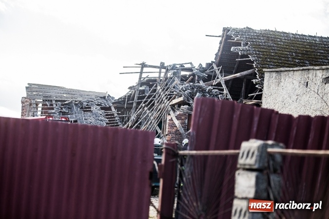 Zdjęcie w galerii na portalu naszraciborz.pl: W Pogrzebieniu zawaliła się część stodoły wiadomości z regionu