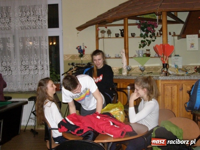 Zdjęcie w galerii na portalu naszraciborz.pl: Borucińska młodzież biwakowała w Domu Kultury w Borucinie wiadomości z regionu