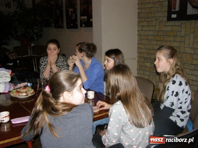 Zdjęcie w galerii na portalu naszraciborz.pl: Borucińska młodzież biwakowała w Domu Kultury w Borucinie wiadomości z regionu