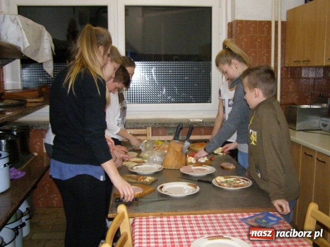 Zdjęcie w galerii na portalu naszraciborz.pl: Borucińska młodzież biwakowała w Domu Kultury w Borucinie wiadomości z regionu