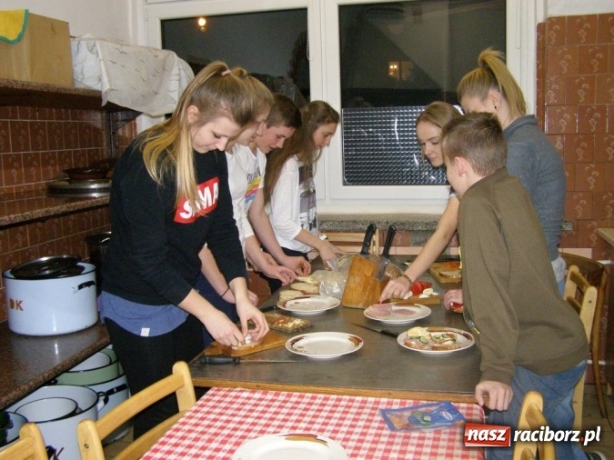 Zdjęcie w galerii na portalu naszraciborz.pl: Borucińska młodzież biwakowała w Domu Kultury w Borucinie wiadomości z regionu