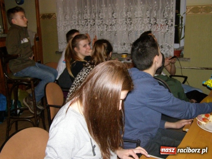 Zdjęcie w galerii na portalu naszraciborz.pl: Borucińska młodzież biwakowała w Domu Kultury w Borucinie wiadomości z regionu