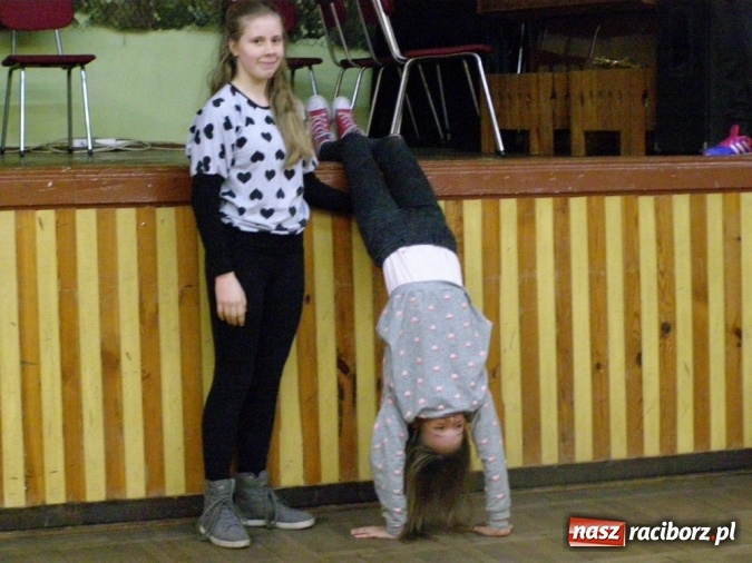 Zdjęcie w galerii na portalu naszraciborz.pl: Borucińska młodzież biwakowała w Domu Kultury w Borucinie wiadomości z regionu