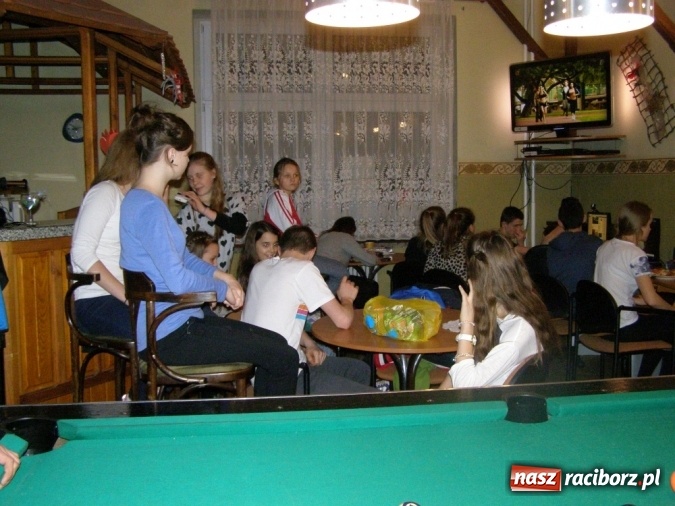 Zdjęcie w galerii na portalu naszraciborz.pl: Borucińska młodzież biwakowała w Domu Kultury w Borucinie wiadomości z regionu