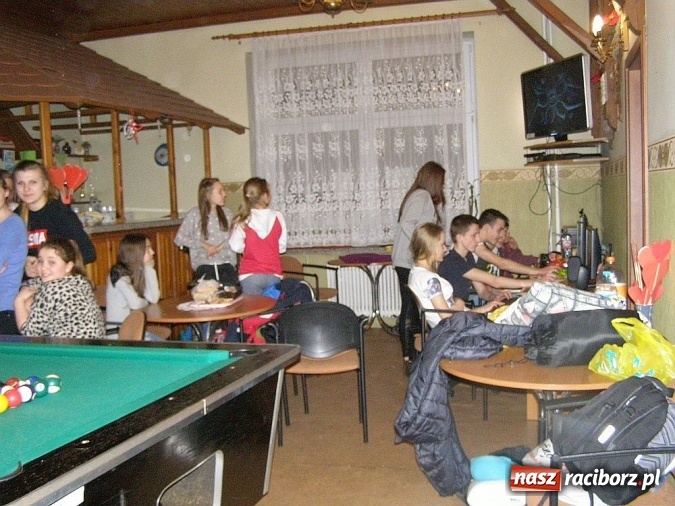 Zdjęcie w galerii na portalu naszraciborz.pl: Borucińska młodzież biwakowała w Domu Kultury w Borucinie wiadomości z regionu