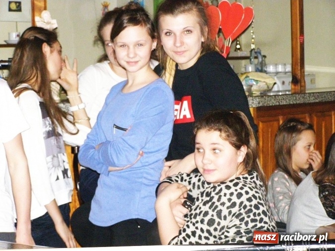 Zdjęcie w galerii na portalu naszraciborz.pl: Borucińska młodzież biwakowała w Domu Kultury w Borucinie wiadomości z regionu