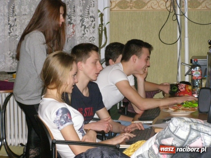 Zdjęcie w galerii na portalu naszraciborz.pl: Borucińska młodzież biwakowała w Domu Kultury w Borucinie wiadomości z regionu