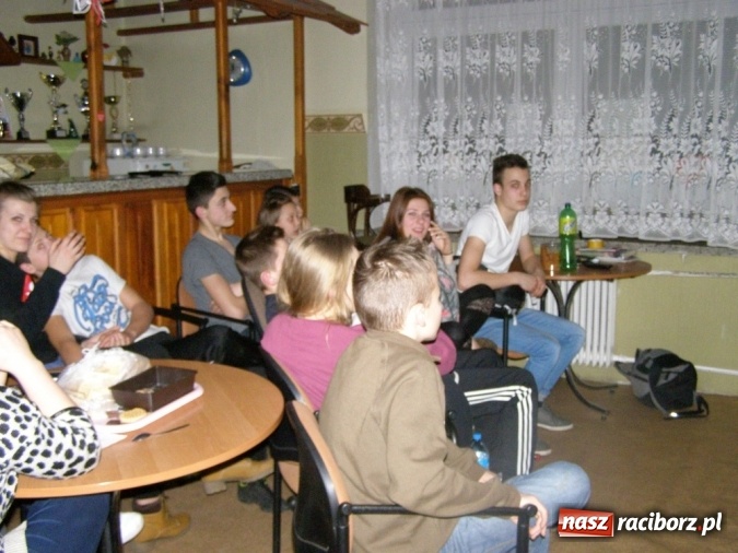 Zdjęcie w galerii na portalu naszraciborz.pl: Borucińska młodzież biwakowała w Domu Kultury w Borucinie wiadomości z regionu