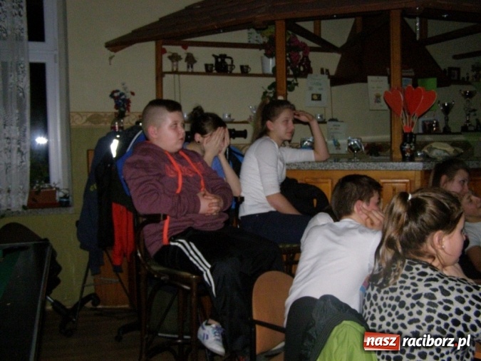 Zdjęcie w galerii na portalu naszraciborz.pl: Borucińska młodzież biwakowała w Domu Kultury w Borucinie wiadomości z regionu