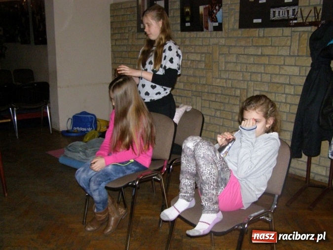 Zdjęcie w galerii na portalu naszraciborz.pl: Borucińska młodzież biwakowała w Domu Kultury w Borucinie wiadomości z regionu